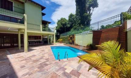 Casa de Condomínio para venda e aluguel em Granja Viana de 475.00m² com 4 Quartos, 4 Suites e 2 Garagens