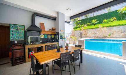 Casa de Condomínio para venda em Granja Viana de 308.00m² com 4 Quartos, 1 Suite e 6 Garagens