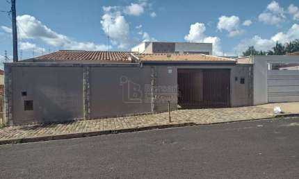 Casa para venda em Vila Cidade Industrial (vila Xavier) de 215.00m² com 3 Quartos, 1 Suite e 5 Garagens