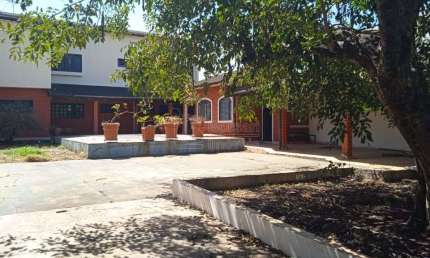 Casa para venda em Centro de 233.00m² com 3 Quartos, 1 Suite e 4 Garagens