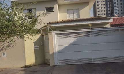 Sobrado para venda em Residencial Cambuy de 197.00m² com 4 Quartos, 1 Suite e 4 Garagens