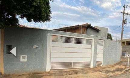 Casa para venda em Jardim Dos Oitis de 82.00m² com 3 Quartos, 1 Suite e 2 Garagens