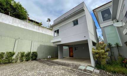 Casa de Condomínio para venda em Vila Oliveira de 232.00m² com 3 Quartos, 3 Suites e 2 Garagens