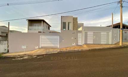Casa para venda em Jardim Regina de 280.00m² com 3 Quartos, 1 Suite e 6 Garagens