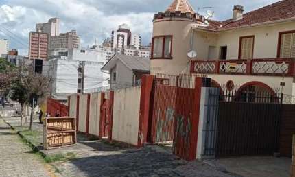 Sobrado para venda em Centro de 630.00m² com 4 Quartos, 1 Suite e 6 Garagens