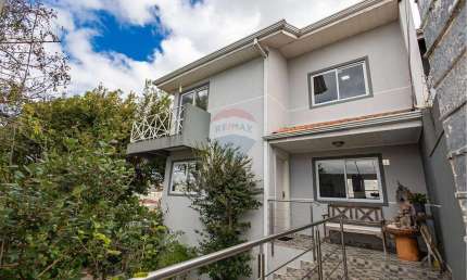 Sobrado para venda em Capão Raso de 146.00m² com 3 Quartos, 1 Suite e 4 Garagens