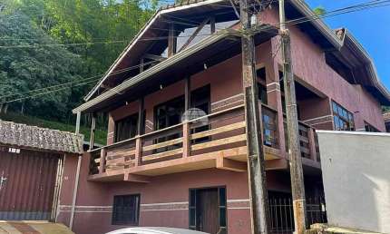 Sobrado para venda em Antonina de 225.00m² com 4 Quartos e 4 Garagens
