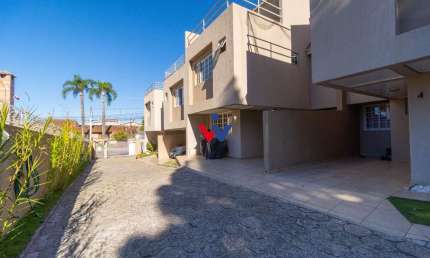 Sobrado para venda em Portão de 129.00m² com 3 Quartos, 1 Suite e 2 Garagens