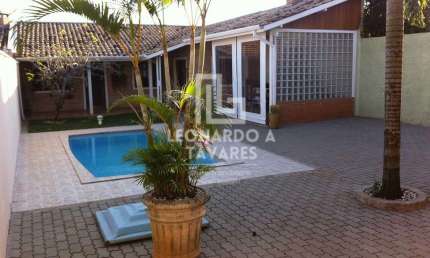 Casa para venda em Santa Cruz de 266.00m² com 3 Quartos, 1 Suite e 3 Garagens