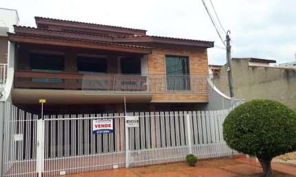 Casa para venda em Parque Três Meninos de 284.00m² com 3 Quartos, 1 Suite e 4 Garagens