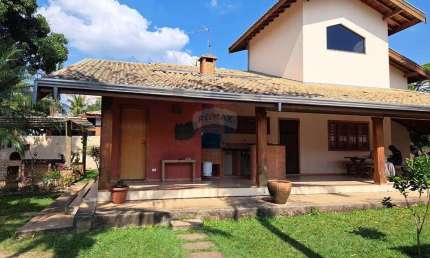 Chácara para alugar em Recanto Jatobá de 325.00m² com 3 Quartos, 1 Suite e 3 Garagens