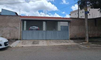 Casa para alugar em Vila São Caetano de 164.00m² com 3 Quartos, 1 Suite e 5 Garagens