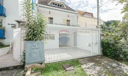 Sobrado para venda em Água Verde de 177.00m² com 3 Quartos, 1 Suite e 3 Garagens