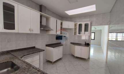 Casa para venda em Vila São José de 179.00m² com 4 Quartos, 1 Suite e 6 Garagens
