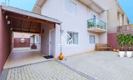 Sobrado para venda em Santa Felicidade de 172.00m² com 3 Quartos, 1 Suite e 2 Garagens