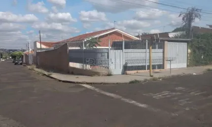 Casa para venda e aluguel em Jardim Brasil (vila Xavier) de 203.00m² com 2 Quartos e 2 Garagens