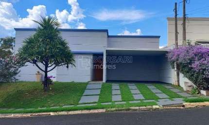 Casa de Condomínio para alugar em Villa Dei Fiori Residencial de 125.00m² com 3 Quartos, 1 Suite e 4 Garagens
