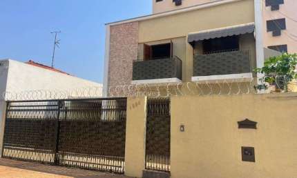 Casa para alugar em Centro de 241.00m² com 4 Quartos e 4 Garagens