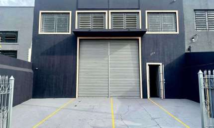 Galpão / Depósito / Armazém para venda e aluguel em Jardim Nilópolis de 280.00m² com 4 Garagens
