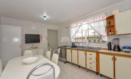 Casa para venda em Santa Cândida de 240.00m² com 4 Quartos e 5 Garagens