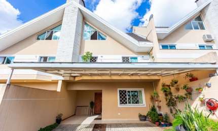 Sobrado para venda em Mercês de 220.00m² com 5 Quartos, 1 Suite e 2 Garagens