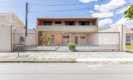 Sobrado para venda em Centro de 245.00m² com 4 Quartos, 1 Suite e 4 Garagens
