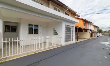 Sobrado para venda em Boqueirão de 96.00m² com 3 Quartos e 2 Garagens