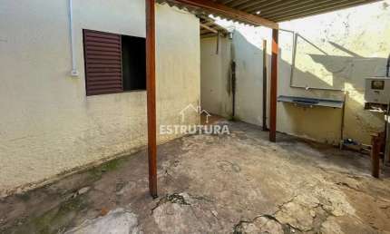 Casa para alugar em Vila Martins de 141.00m² com 1 Quarto