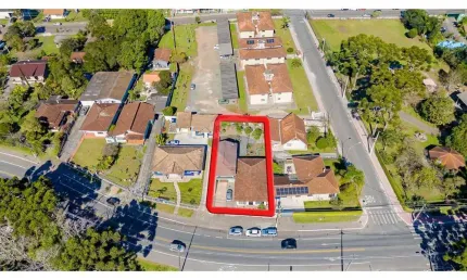 Sobrado para venda em Quatro Barras de 653.00m² com 6 Quartos e 3 Garagens
