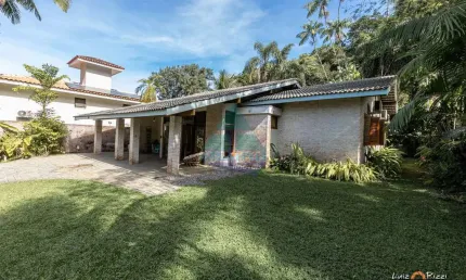 Casa para venda em Domingas Dias de 218.00m² com 4 Quartos, 4 Suites e 3 Garagens