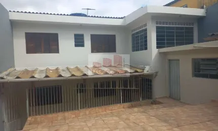 Sobrado para venda em Centro de 250.00m² com 4 Quartos e 4 Garagens