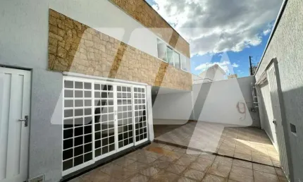 Sobrado para venda em Centro de 238.00m² com 4 Quartos, 2 Suites e 4 Garagens
