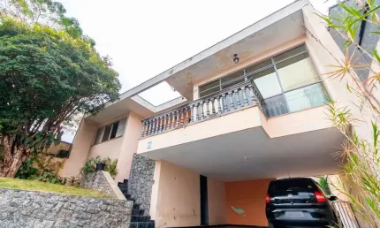 Casa para venda em Novo Mundo de 184.00m² com 5 Quartos e 5 Garagens