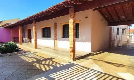 Casa para venda em Centro de 255.00m² com 4 Quartos, 1 Suite e 6 Garagens