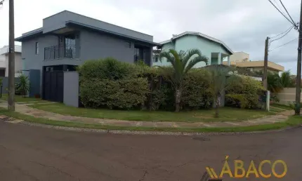 Sobrado para alugar em Centro de 250.00m² com 4 Quartos, 1 Suite e 2 Garagens
