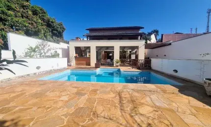 Casa para venda em Centro de 450.00m² com 3 Quartos, 1 Suite e 5 Garagens