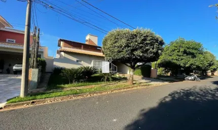 Casa para alugar em Residencial Jardins de 230.00m² com 4 Quartos, 2 Suites e 4 Garagens