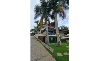 Casa para alugar em Arujázinho I, Ii E Iii de 800.00m² com 4 Quartos, 4 Suites e 6 Garagens