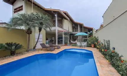Casa para venda em Centro de 330.70m² com 3 Quartos, 1 Suite e 4 Garagens