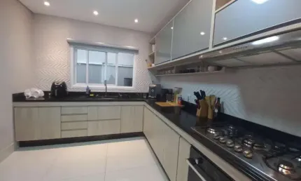 Casa para alugar em Jardim Astro de 303.00m² com 3 Quartos, 1 Suite e 4 Garagens