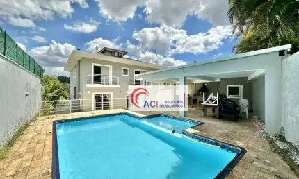 Casa de Condomínio para venda em Golf Village de 400.00m² com 4 Quartos, 2 Suites e 6 Garagens