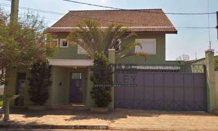 Casa para venda em Bosque de 360.00m² com 4 Quartos, 2 Suites e 5 Garagens