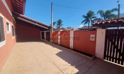 Casa para venda em Centro de 162.00m² com 3 Quartos, 1 Suite e 5 Garagens