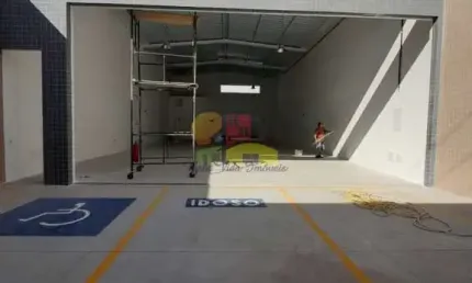 Galpão / Depósito / Armazém para alugar em Centro de 220.00m² com 3 Garagens