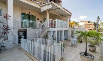 Casa para venda em Jacarepaguá de 386.00m² com 3 Quartos, 1 Suite e 2 Garagens