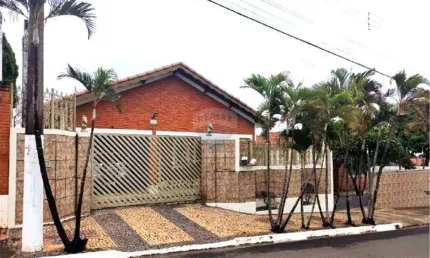 Casa para venda em Mariluz de 166.00m² com 3 Quartos, 1 Suite e 1 Garagem