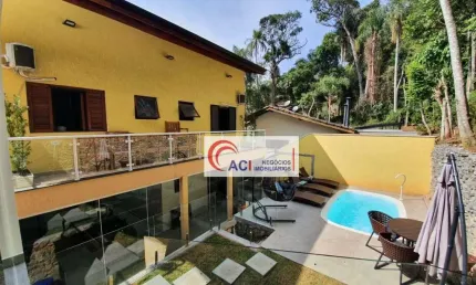Casa de Condomínio para venda em Granja Viana de 280.00m² com 4 Quartos, 4 Suites e 3 Garagens