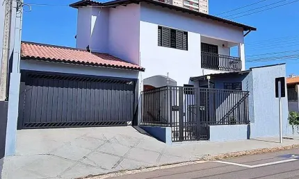 Sobrado para venda em Centro de 300.00m² com 4 Quartos, 2 Suites e 3 Garagens