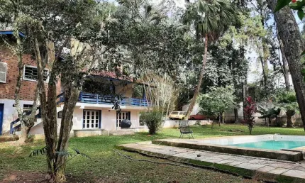 Casa para venda em Granja Viana de 184.00m² com 3 Quartos, 1 Suite e 4 Garagens