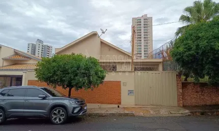 Casa para venda em Centro de 140.00m² com 2 Quartos e 3 Garagens